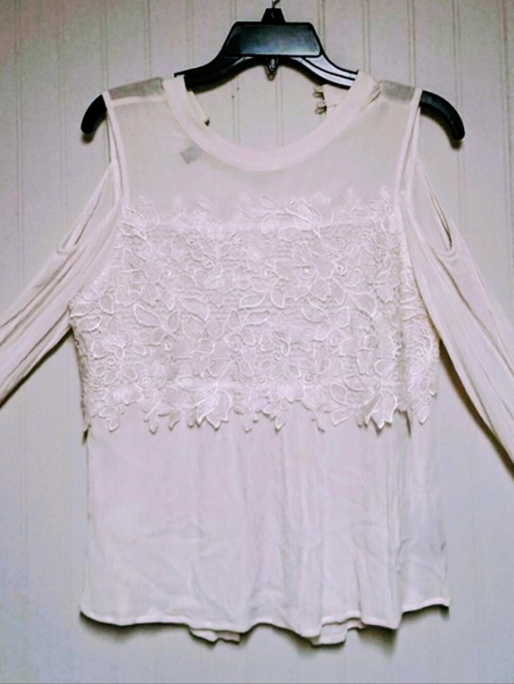 A. Byer White Crinkle Cold Shoulder Lace Panel Long Sleeve Top Size M